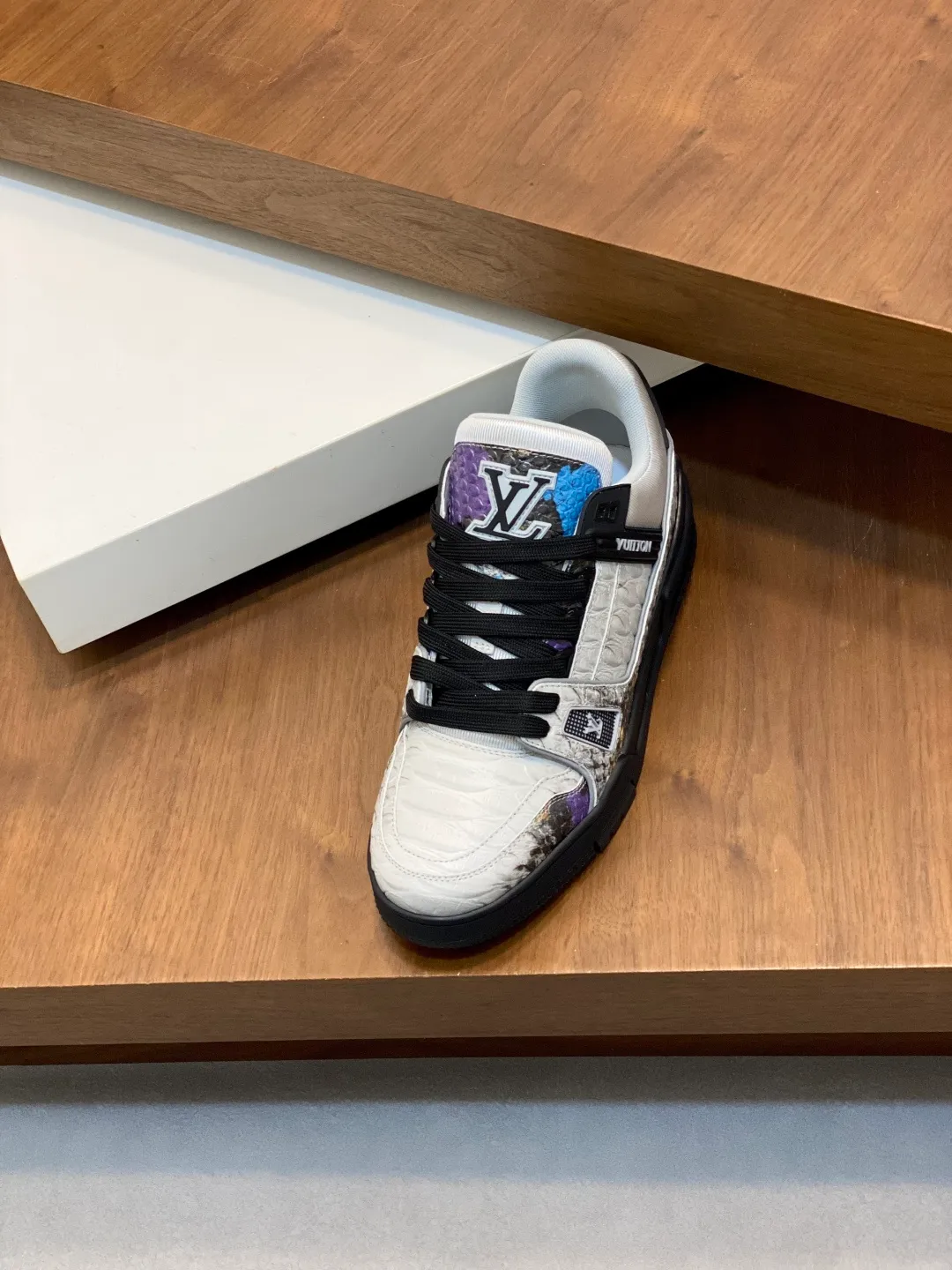 💰900 LV TRAINER python pattern sneakers for men are shipped. The early version of the LV Vuitton World official website is made of gorgeous python pattern stitched together in different parts. Creative inspiration drawn from retro basketball shoes continues the classic style and incorporates colorful natural patterns to create this new sneaker. The side is decorated with the Vuitton logo, the tongue and heel are decorated with LV letters, and the classic rubber outsole is decorated with Monogram flowers. Needless to say, the comfort of Lujia's shoes is very masculine! Completely packaged! Size: 39-40-41-42-43-44 standard leather shoe size (38/45/46 can be customized and does not support returns or exchanges)